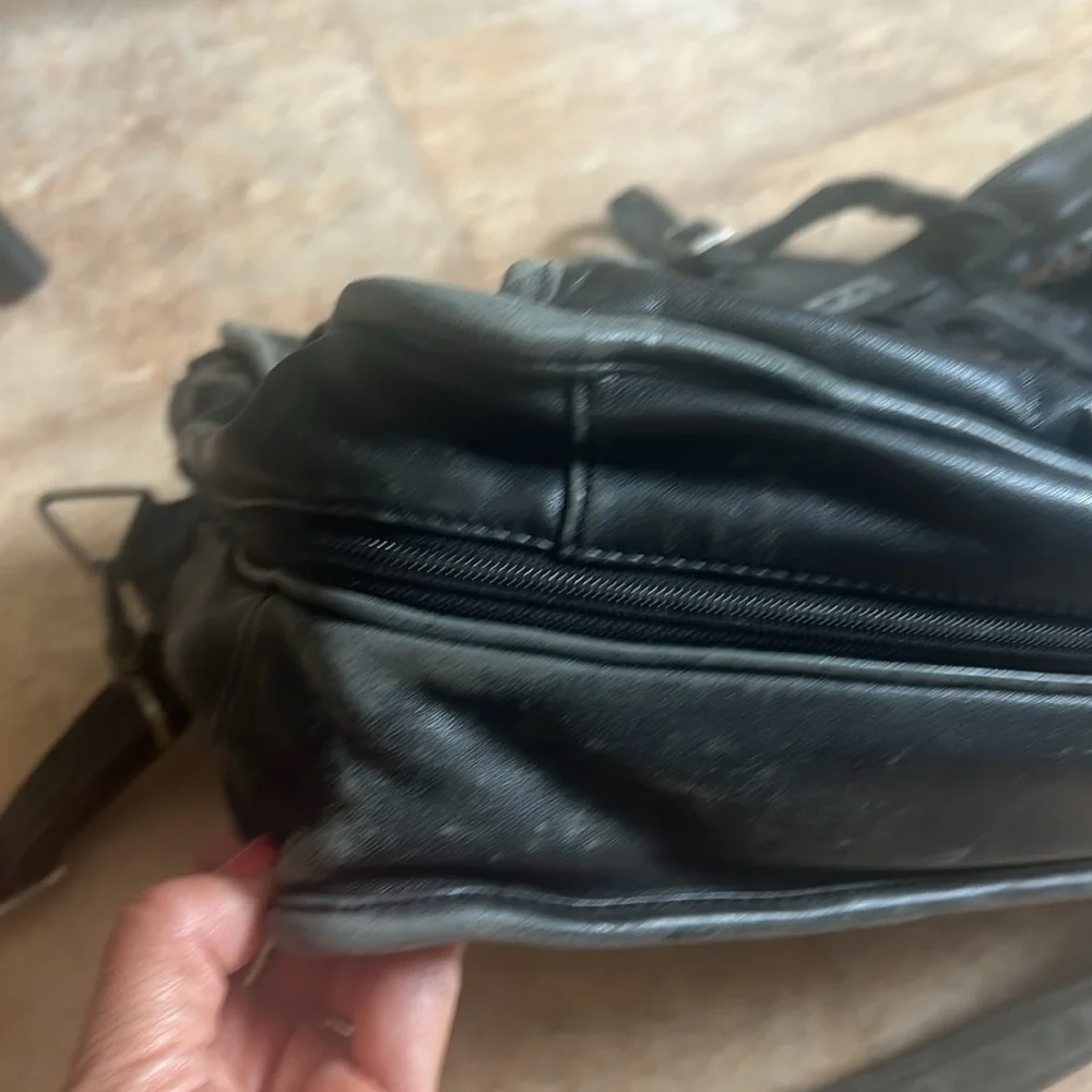 Tumi zipper pockets